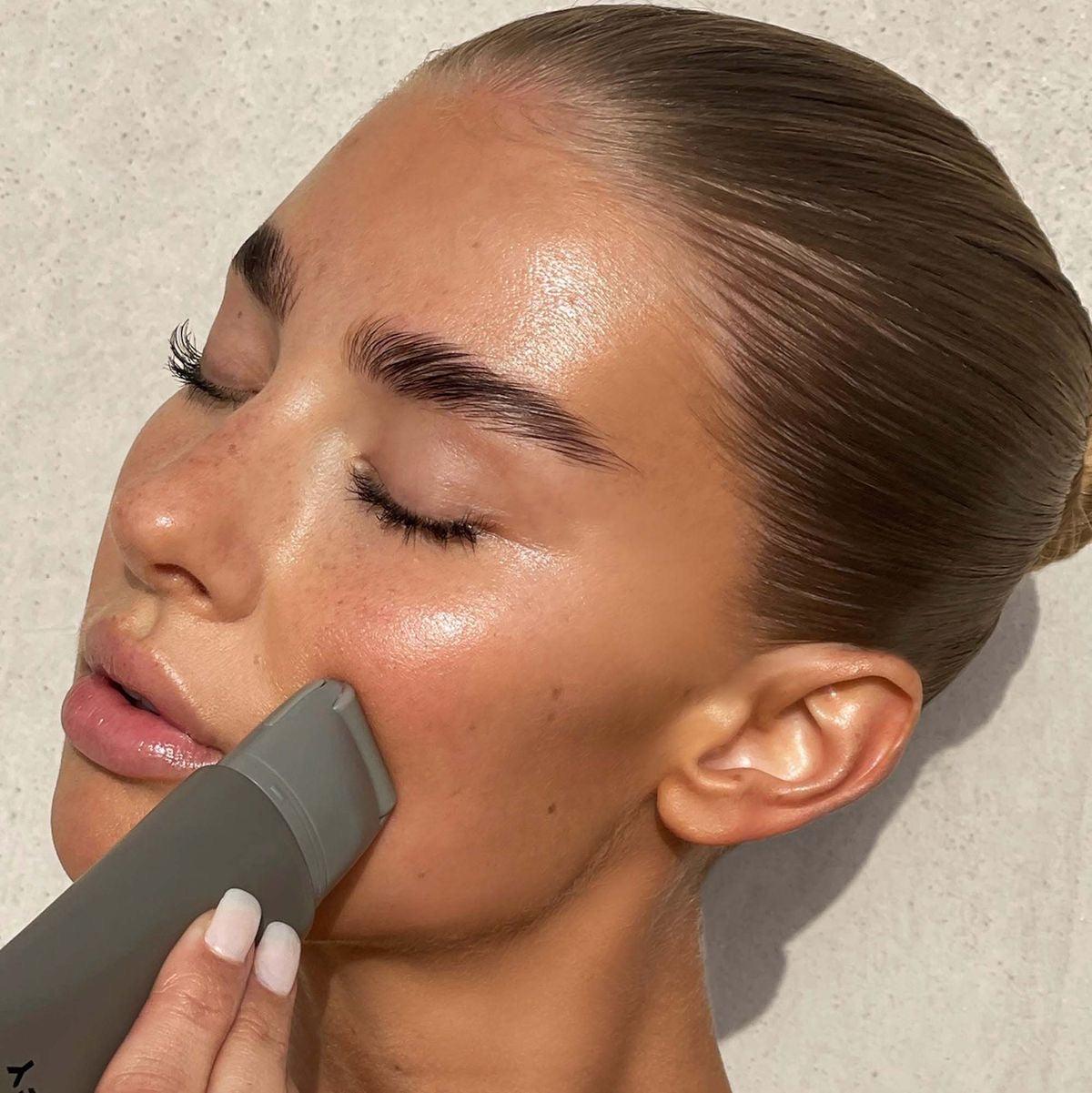 REFY - Prebase de suero iluminador y esculpido con niacinamida.